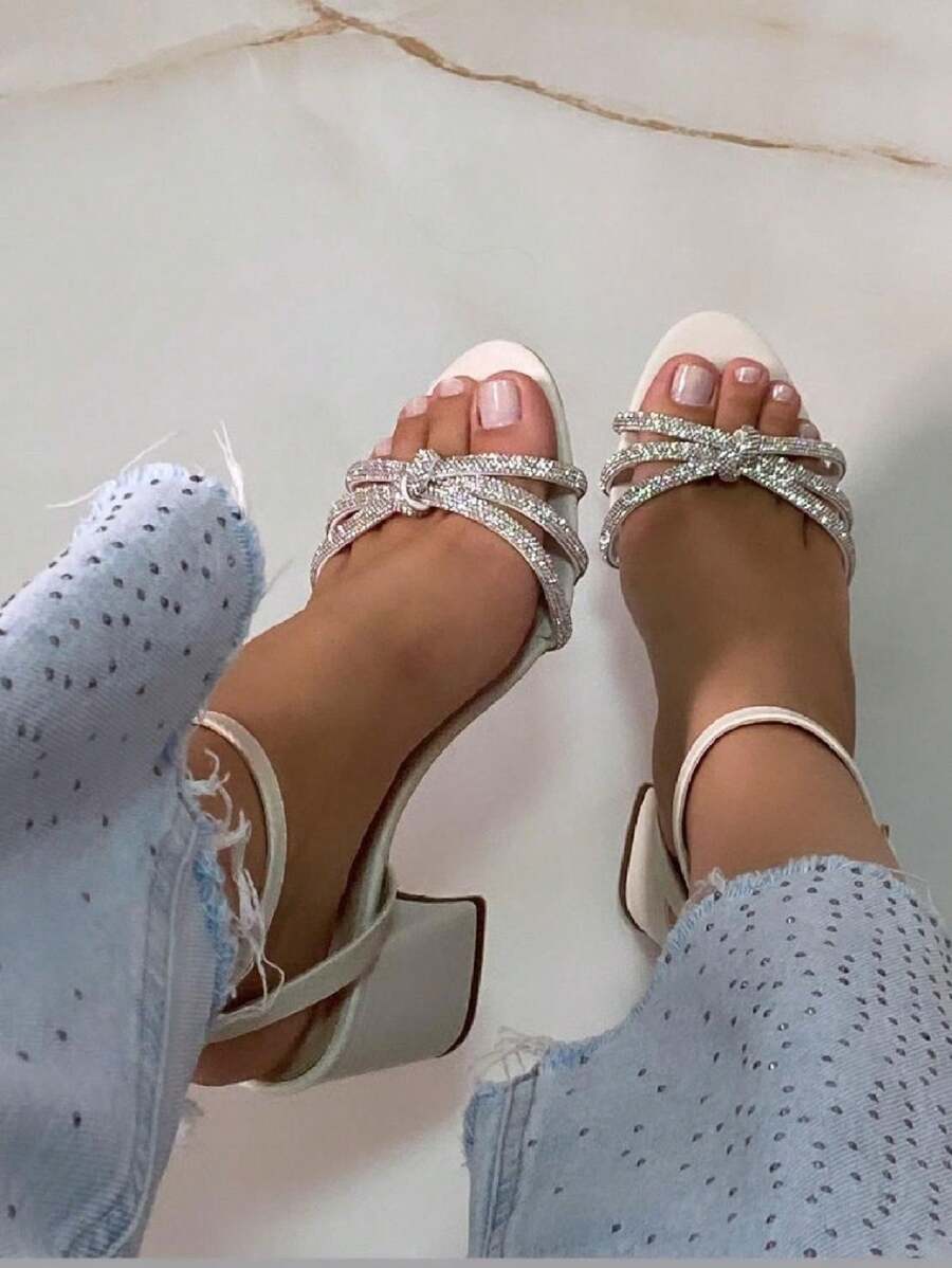 Sandália Amora Branco Strass Salto Médio Bico Quadrado