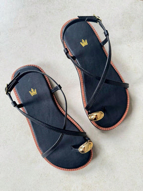 Sandália Rasteira Feminina Confortável Detalhe Dedo Tira Enfeite Metalizado Lançamento    elegante    Fivela