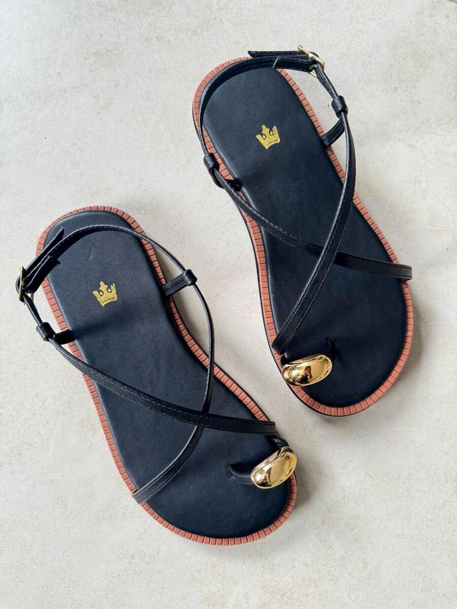 Sandália Rasteira Feminina Confortável Detalhe Dedo Tira Enfeite Metalizado Lançamento    elegante    Fivela