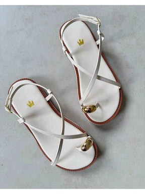 Sandália Rasteira Feminina Confortável Detalhe Dedo Tira Enfeite Metalizado Lançamento    elegante    Fivela