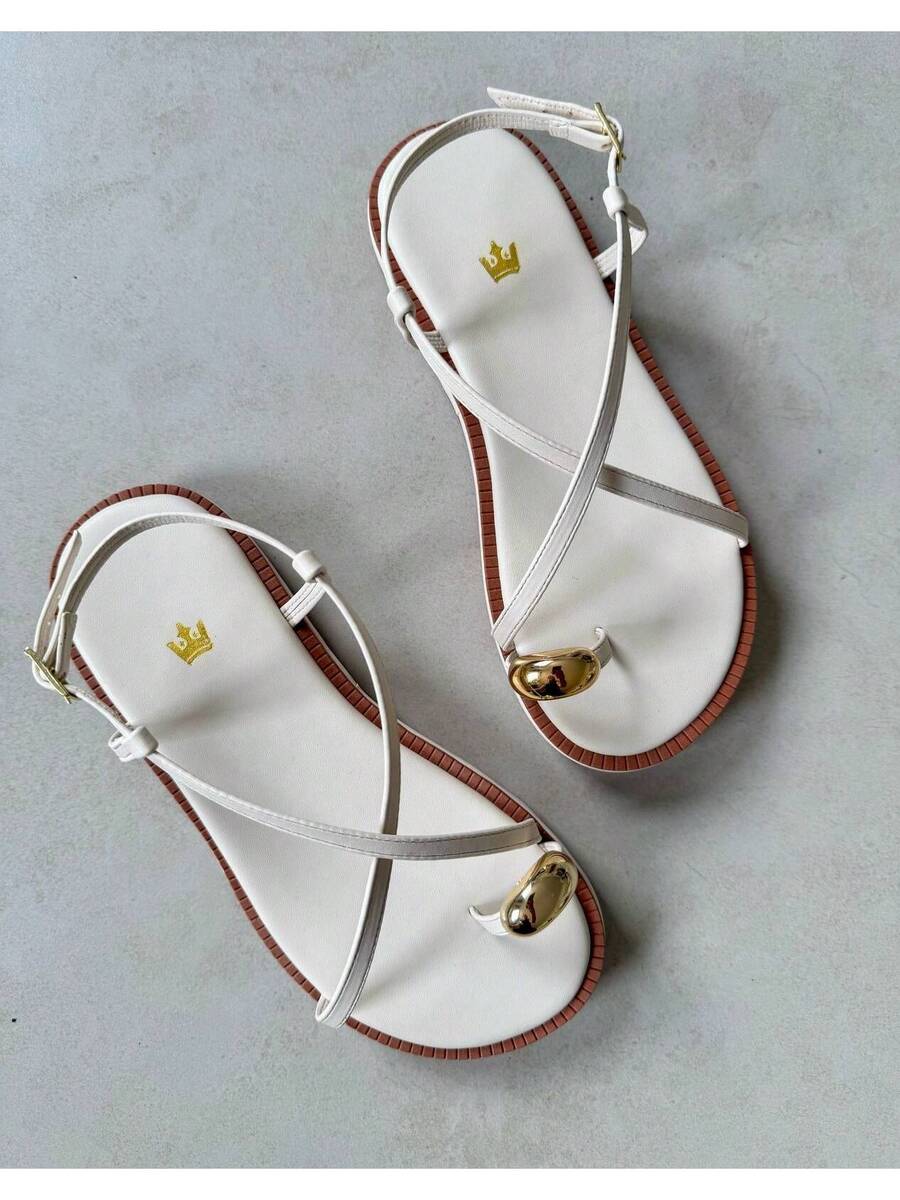 Sandália Rasteira Feminina Confortável Detalhe Dedo Tira Enfeite Metalizado Lançamento    elegante    Fivela