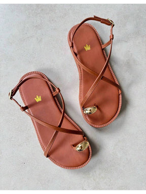 Sandália Rasteira Feminina Confortável Detalhe Dedo Tira Enfeite Metalizado Lançamento    elegante    Fivela
