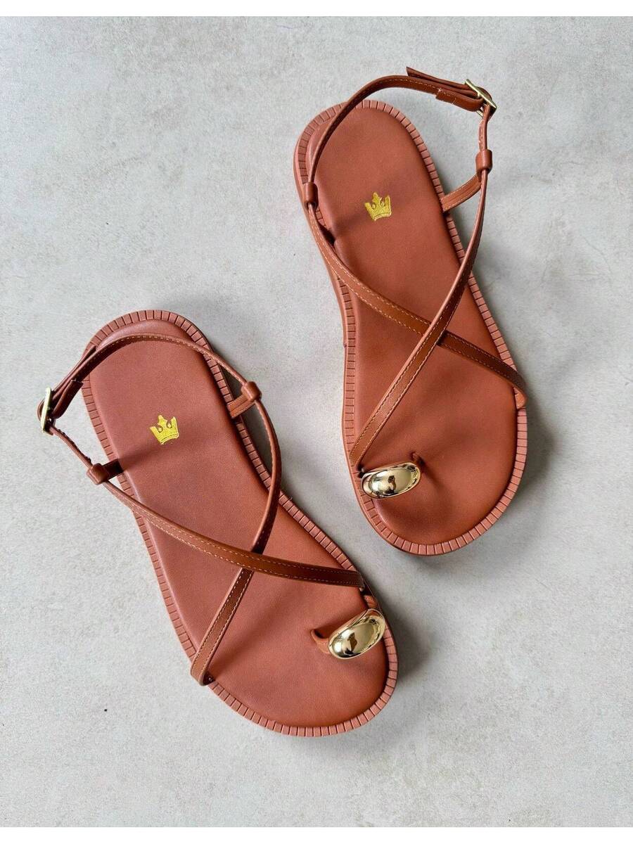 Sandália Rasteira Feminina Confortável Detalhe Dedo Tira Enfeite Metalizado Lançamento    elegante    Fivela