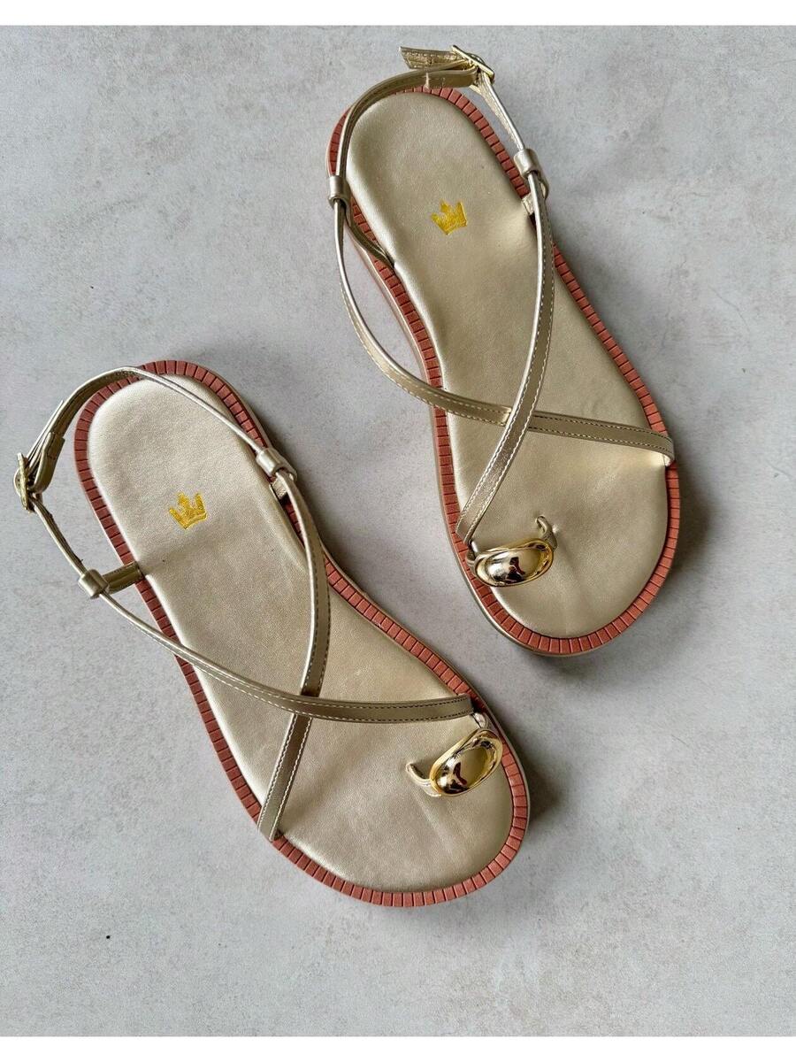 Sandália Rasteira Feminina Confortável Detalhe Dedo Tira Enfeite Metalizado Lançamento    elegante    Fivela