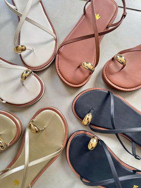 Sandália Rasteira Feminina Confortável Detalhe Dedo Tira Enfeite Metalizado Lançamento    elegante    Fivela