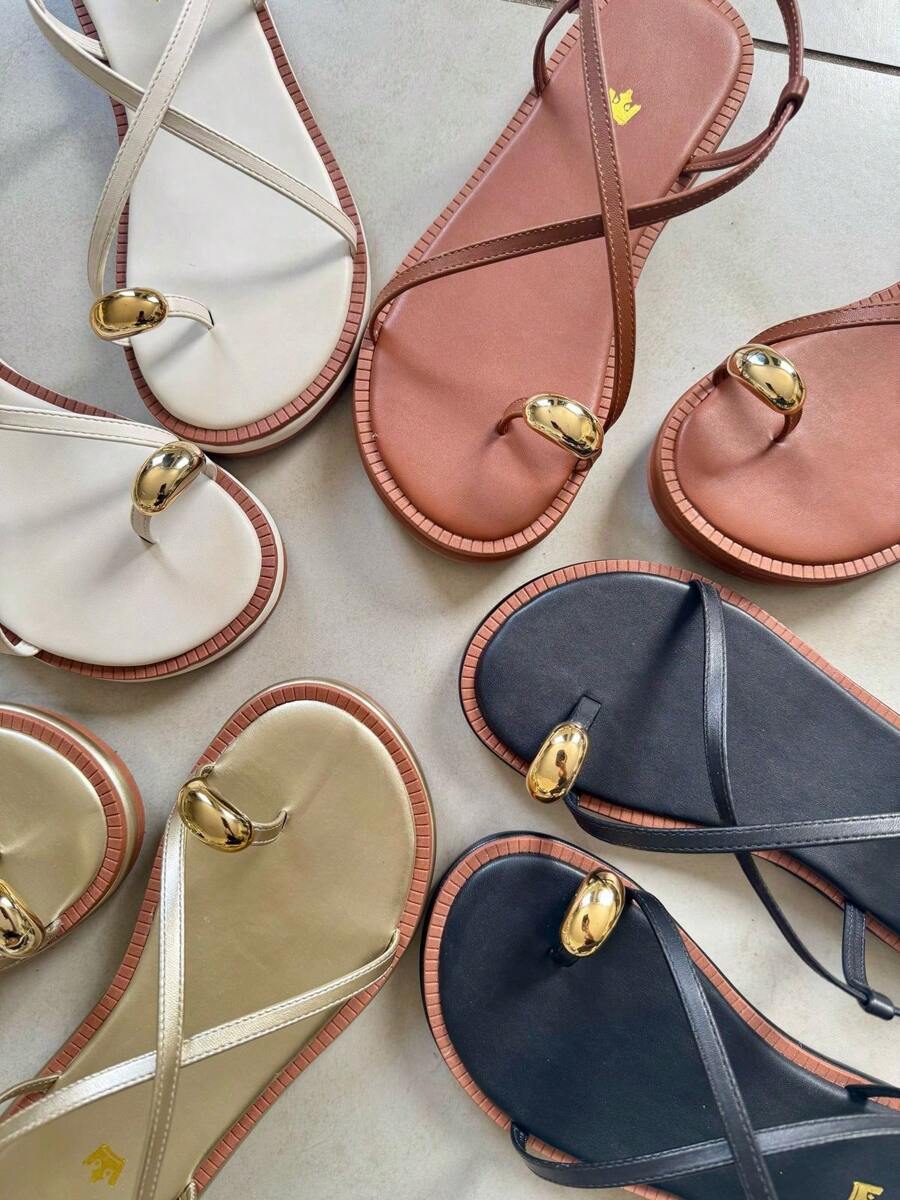 Sandália Rasteira Feminina Confortável Detalhe Dedo Tira Enfeite Metalizado Lançamento    elegante    Fivela