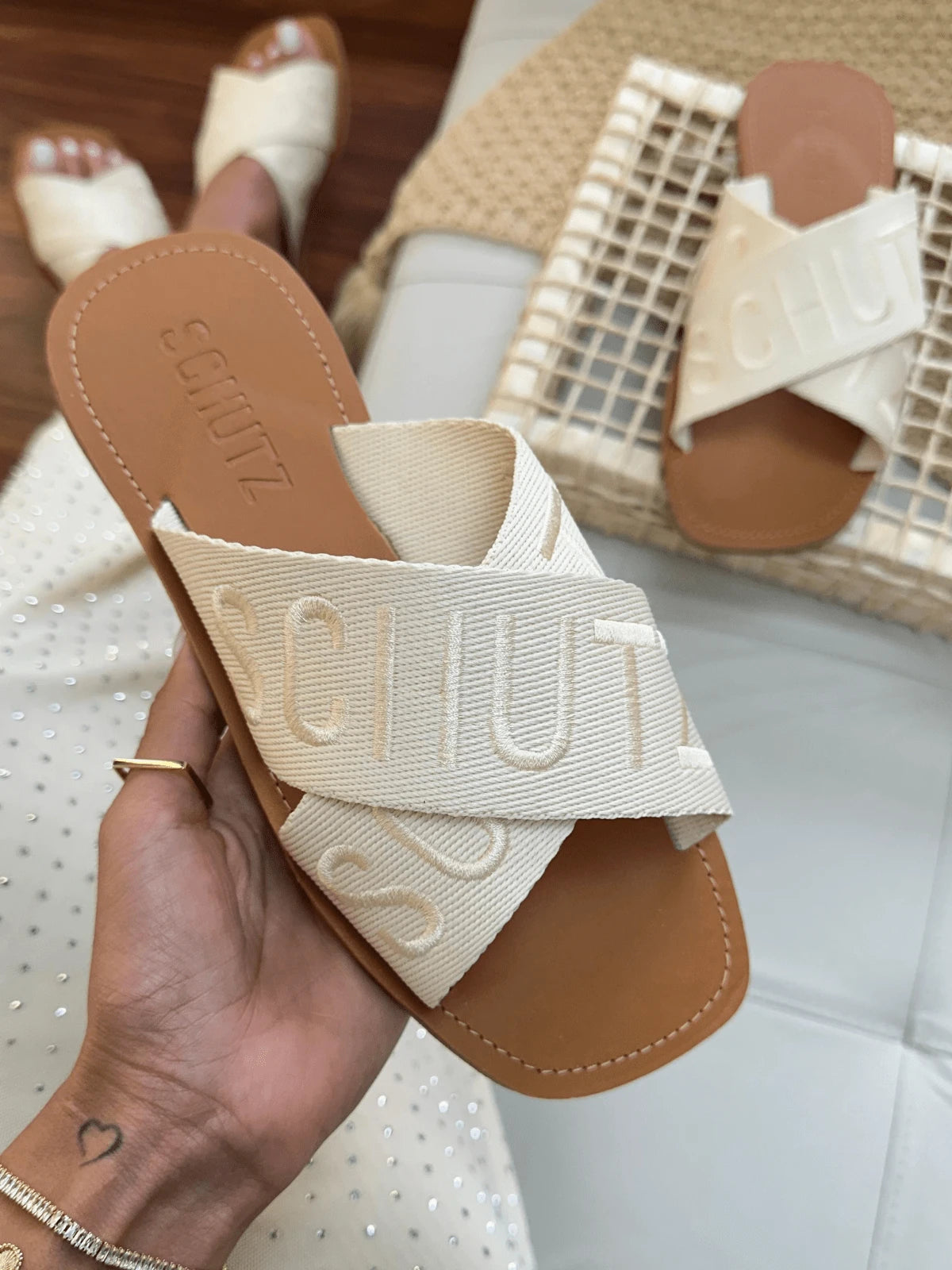 Sandália Feminina Rasteira Flat X Bordado Estilosa Elegante Moda Blogueira Verão Macia Rasteirinha Confortável