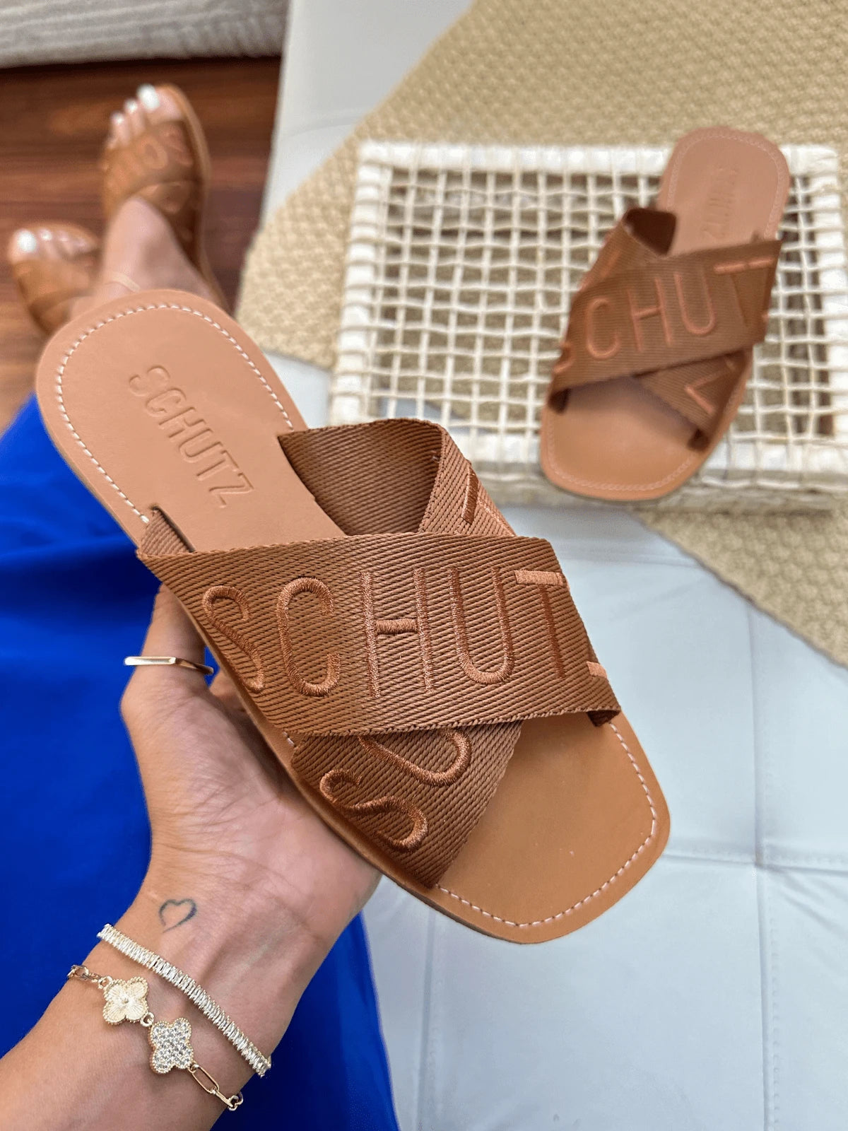 Sandália Feminina Rasteira Flat X Bordado Estilosa Elegante Moda Blogueira Verão Macia Rasteirinha Confortável